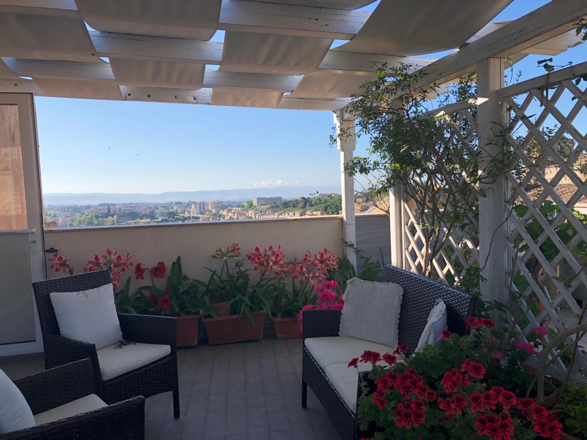 Апартаменты Attico Da Rosa Con Vista Spettacolare A 360 Gradi Кальтаджироне Экстерьер фото